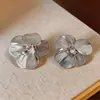 Pétalos Plateados con un Brillo Fluido~Aretes de Clip de Flor de Perla Metálica Cepillada, Pendientes de Lujo Ligero de Gama Alta, Joyería Transfronteriza Europea y Americana al por Mayor