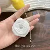Colar de rede super fada com rosa para mulheres, corrente de clavícula ajustável, design de nicho de luxo leve, acessório de pescoço elegante