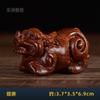 Piezas de palo de rosa finamente talladas a mano con Pixiu, Cerdos de la Riqueza y la Longevidad, y Estatuas de Elefantes; Pequeños Adornos de Madera