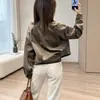 Elegante chaqueta corta de gamuza bordada estilo retro en verde y marrón, una chaqueta corta suave y elegante para otoño