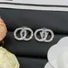 2025 Nuevo Modelo Chanel con Etiqueta Camelia Hoja Doble C Pendientes para Mujer, Aguja de Plata, Pendientes de Lujo de Alta Gama