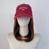 Combo de sombrero y peluca de comercio exterior transfronterizo para mujer, gorra de béisbol bordada con cabello lacio medio-largo estilo europeo y americano, suministro de tocado de peluca realista