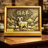 Novo ornamento de porta-retrato de madeira com gravação em cobre estilo chinês e incrustação de ouro, ouro puro 999, peça de exibição de carneiro líder trazendo fortuna giratório