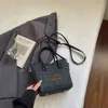 Tela de Alta Calidad con un Tacto Elegante y Sofisticado, Bolso Cruzado de Viaje Exquisito de Moda con Letras de Celebridad de Internet 2026