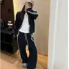 Nuevo Conjunto Deportivo a Rayas para Mujer Otoño/Invierno 2026 Sudadera con Capucha de Manga Larga y Cuello Alto Tallas Grandes Pantalones de Pierna Ancha Conjunto de Dos Piezas Moderno