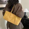 26 bolsa tote de camurça estilo Ins de nicho, sensação de alta qualidade, pequena, fresca, moderna, versátil para o dia a dia, de ombro único, para usar sob o braço, para mulheres