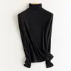 Top de punto base ligero de mezcla de lana mercerizada con corte ajustado, cuello alto apilado, mangas largas, color liso y calidez ligera