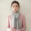 Cachecol 100% caxemira pura, macio, hipoalergênico, leve, simples, versátil, quente e oferece proteção contra o frio.; um cachecol de comprimento médio