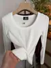 Nova Coleção de Outono Laranja Abóbora Estilosa Redutora de Idade Versátil Canelada Gola U Manga Longa Camiseta para Mulheres Moda Slimming Camiseta Base