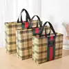 Bolsa no tejida de color spot recubierta con prensado en caliente bolsa de regalo publicitaria bolsa de compras de ropa no tejida portátil impresión de logotipo