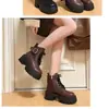 Botas Chelsea Femininas de Salto Grosso para Baixinhas 2024 Outono Novo Estilosas com Solado Grosso Retro Aumentadoras de Altura Estilo Britânico Emagrecedoras Botas Curtas