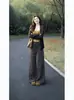 Conjunto de tres piezas para mujer en otoño: sexy y elegante camisola ajustada, cárdigan adelgazante versátil y pantalones casuales de rayas negras