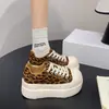 Tenis de plataforma, zapatos blancos de suela gruesa, estilo popular para mujer, nueva colección 2026, que aumentan la altura, versátiles con vestidos, casuales, adecuados para primavera y otoño, caña baja