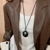 Bolso Pequeño Collar de Cordón de Cuero Sintético Estilo Retro de Hong Kong, Cadena de Suéter Versátil de Media Luna a la Moda, Accesorio de Moda Callejera de Gama Alta para Mujeres