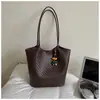 Bolso con patrón tejido muy elegante, nuevo bolso de hombro de moda para ir al trabajo de principios de otoño de 2026, bolso tote tipo cubo chic vintage