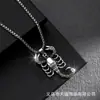 Noite de Hip Hop Dança de Rua com Pingente de Escorpião de Strass Design Personalizado Colar Masculino Europeu e Americano Joias em estoque Cabelo Liso