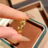 Anillo de circón de color dopamina, diseño de nicho con un toque de lujo ligero, con ramas florales y espigas de trigo, anillo de dedo índice abierto con gemas de colores