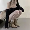 Botas retrô de couro plissado estilo coreano para outono e inverno, novas botinhas, botas de cavaleiro com saltos grossos e bico fino, design versátil com fivela para 2026