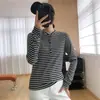 Camiseta de manga larga a rayas para mujer con cuello Henry, adelgazante, estilo nuevo Otoño 2026, top versátil de capa base