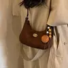 Bolsa transversal retrô feminina nova para axila outono e inverno ombro único veludo padrão de diamante toque de camurça 2026 bolsa de mão com pingente