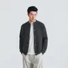 Además, la chaqueta de botones de cuello redondo estilo Old Money, una colección de otoño 2026 que presenta un suéter de punto retro, holgado y versátil para hombre
