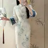 Novo Vestido Estilo Chinês Estilo Nacional Forrado com Lã Melhorado Estilo Jovem Estampado Slim Fit Vestido Feminino Outono e Inverno 2025