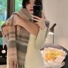 Nuevo estilo coreano versátil bufanda de moda de mohair a cuadros para mujer otoño e invierno cálida engrosada bufanda grande de trenza con borlas