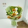 Ramo de flores de hilo tejido a mano, con girasoles y lirios cala, una pieza decorativa para el escritorio del hogar o la oficina, y un regalo perfecto