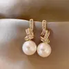 Elegantes Brincos de Tarraxa com Pérolas e Strass Estilo Socialite Elegantes e Delicados Clipe de Orelha Formato Espiral para Mulheres Versátil Brinco com Toque de Luxo