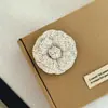 Pequeño abrigo de tweed estilo Chanel traje suéter broche tela vintage floral lujo ligero alta gama accesorios versátiles flor