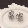 Brincos de Flor Metálica Francesa Anel C Temperamento Retro Design Único Senso de Estilo Vento Frio Outono e Inverno Brincos Versáteis Brincos