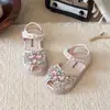 Sandalias para Niñas 2026 Verano Nuevas Sandalias de Princesa Hada con Pedrería y Perlas Ligeras Transpirables Zapatos Planos