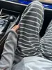 Calça listrada em cinza e branco de perna larga para mulheres, cintura alta, com caimento fluido, novo estilo outono 2026, cintura alta, corte solto, modeladora, casual e esportiva