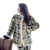 Pijama a cuadros de lana de cordero para casa para mujer, nuevo estilo Invierno 2026, pijama grueso de forro polar para niñas, ropa de estar de invierno que se puede usar en exteriores