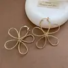 Brinco de Flor Torcida com Laço para Lanterna de Vento de Metal Moda Versátil Brinco com Sensação de Luxo Brinco com Design de Nicho Pequeno