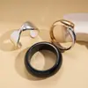 Pulsera de Superficie Fotosensible Metálica Europea y Americana con Apertura Redonda Geométrica de Cruz Simple y Versátil Elegante de Gama Alta Joyería de Mano Transfronteriza