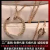 Colar de Disco Redondo Pequeno V-Gold de Alta Qualidade com Duplo Anel e Zircônias para Mulheres, Banhado a Ouro Rosa 18K, Cravejado com Zircônias, Toque de Luxo Leve e de Alta Qualidade, Corrente para Clavícula
