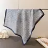 Elegante Bufanda Cuadrada de Seda Sintética con Estampado de Leopardo Chal Versátil Pañuelo de Cuello de Gama Alta Pañuelo para la Cabeza Bufanda de Seda Bufanda para Mujer