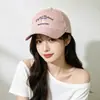 2026 Nueva Gorra de Béisbol Suave Bordada con Letra para Adelgazar el Rostro para Hombres y Mujeres Profundizada Ampliada Simple Versátil Gorra Plana