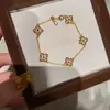 Pulseira de Trevo de Quatro Folhas com Zircônia Banhada a Ouro Real Luxo Leve Moda de Alta Qualidade Pulseira Retrô Pulseira de Personalidade e Temperamento Venda por Atacado