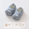 Sapatos infantis pré-caminhada, de sola macia, com pontinhos antiderrapantes, apresentando personagens de desenhos animados, adequados para bebês e crianças pequenas, sapatos de interior para bebês e recém-nascidos