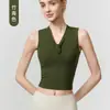 Top de yoga sin mangas para mujer con escote en V cruzado, copas incorporadas, diseño ajustado que estiliza la cintura, minimiza el ancho de los hombros y es un top deportivo de longitud corta