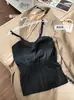 Camisola texturizada de peça única para mulheres com alças finas ajustáveis, camada interna de regata que elimina a necessidade de sutiã e um lindo design nas costas.