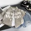 Conjunto de Camisa de Verão para Meninos 2026 Novo Estiloso Camisa de Manga Curta em Inglês Infantil Conjunto de Três Peças Moda de Verão para Bebês