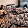 Juego de ropa de cama retro francés de cuatro piezas de terciopelo de leche, engrosado y cálido para invierno, con ribete de encaje, funda de edredón y sábana de forro polar coral