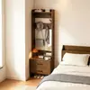 Criado-mudo na cor nogueira com ganchos, prateleiras de armazenamento e gavetas duplas - uma solução de armazenamento multifuncional para quartos pequenos