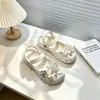 Zuecos Mary Jane Súper Elegantes para Niñas 2026 Verano Nuevos Sandalias de Exterior para Niños Zapatos de Playa Estilo Ballet Modernos