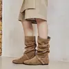 Botas de moda estilo retrô, novas botas femininas simples e estilosas com fivela de cinto e design plissado, botas versáteis de tecido de cano médio 2026