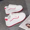 Tênis Branco Feminino 2025 Outono de Solado Grosso Versão Coreana Ins Tênis Casual Esportivo Versátil com Aumento de Altura Tendência Sapatos da Moda