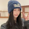 Gorro de Punto Bordado con Letra Estilo Coreano Ins para Mujer, Nuevo Otoño e Invierno Cálido Versátil Protector de Orejas de Lana para Circunferencia de Cabeza Grande